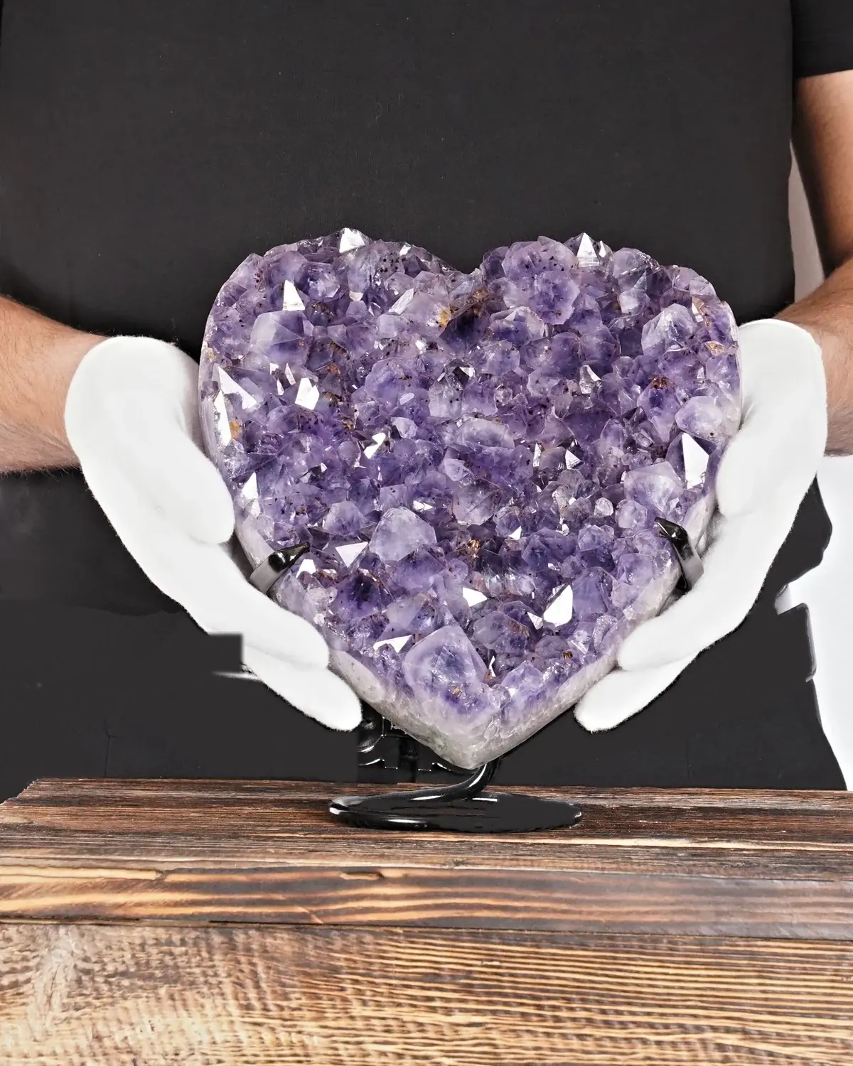 Amethyst in weiss behandschuhten Händen