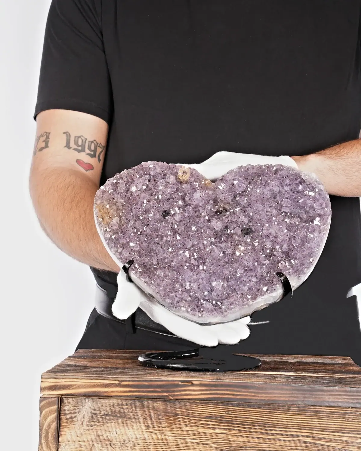 Amethyst in weiss behandschuhten Händen