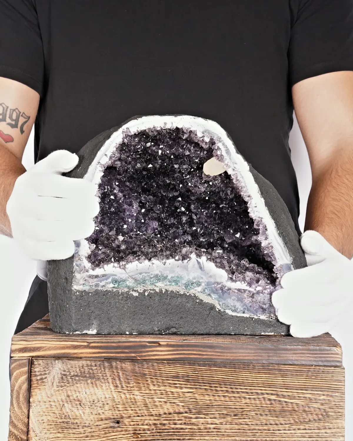 Amethyst in weiss behandschuhten Händen