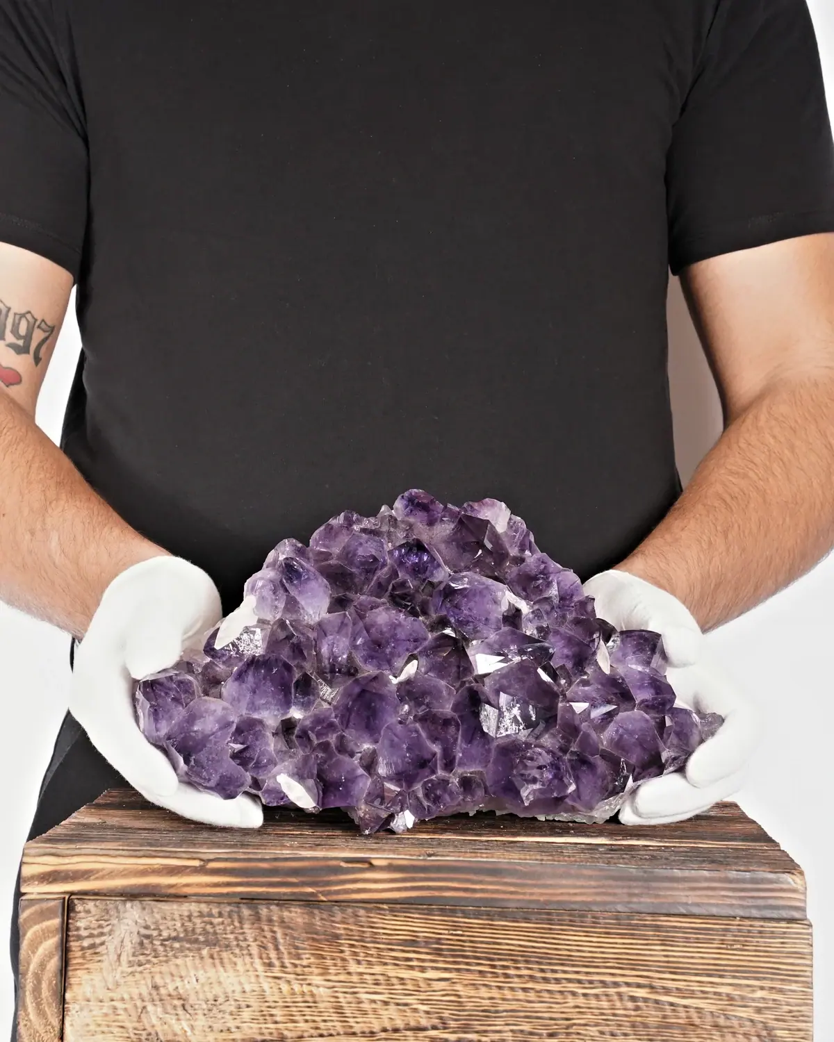 Amethyst in weiss behandschuhten Händen