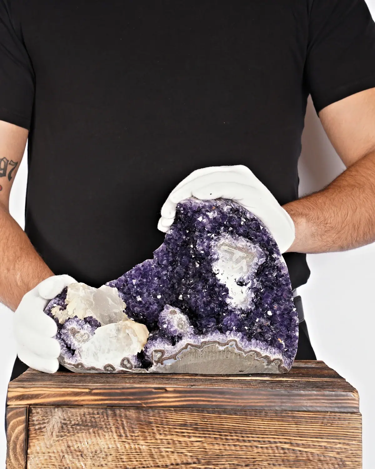Amethyst in weiss behandschuhten Händen