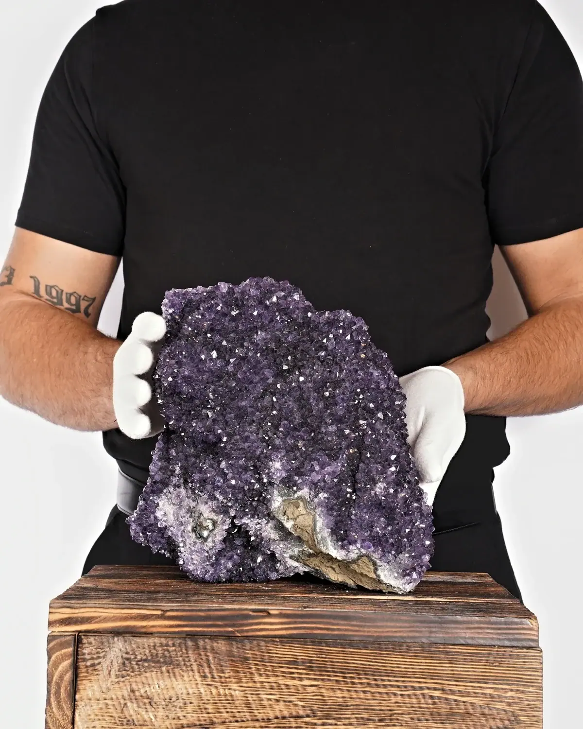 Amethyst in weiss behandschuhten Händen