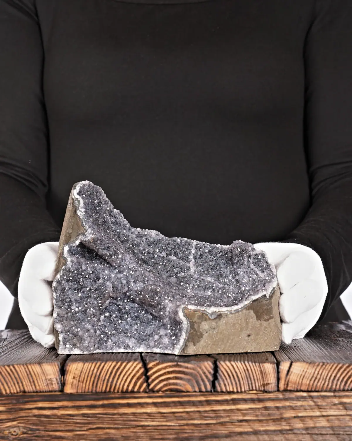 Amethyst in weiss behandschuhten Händen