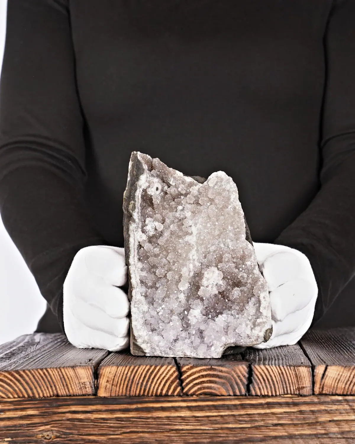 Amethyst in weiss behandschuhten Händen