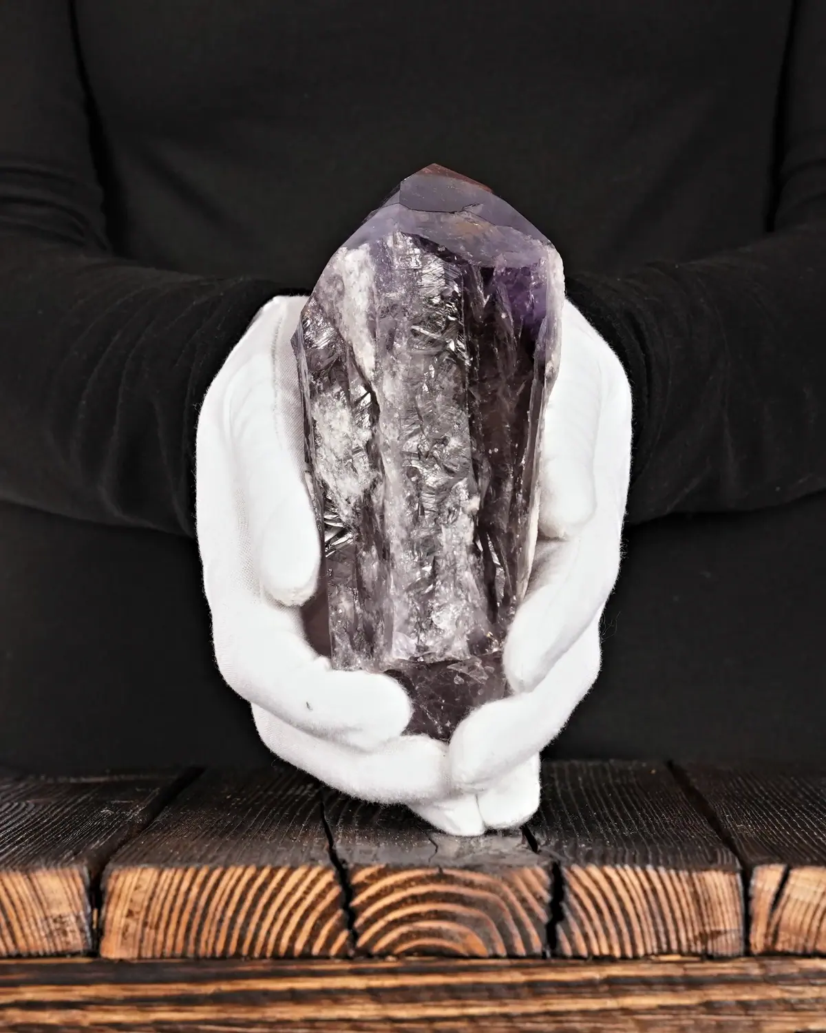 Amethyst Spitze Nr. 195 in weiss behandschuhten Händen