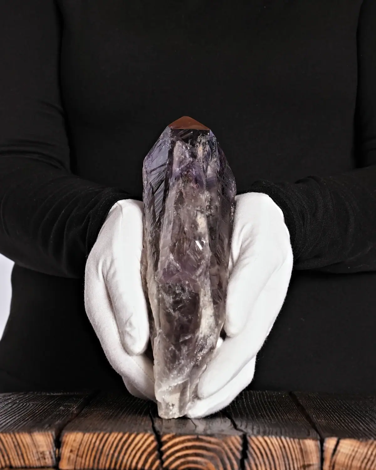 Amethyst Spitze Nr. 195 in weiss behandschuhten Händen