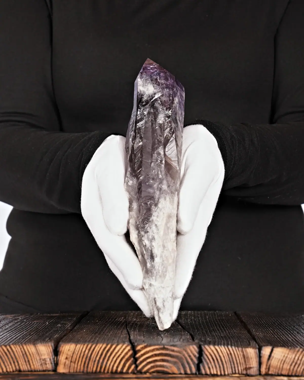 Amethyst Spitze Nr. 195 in weiss behandschuhten Händen