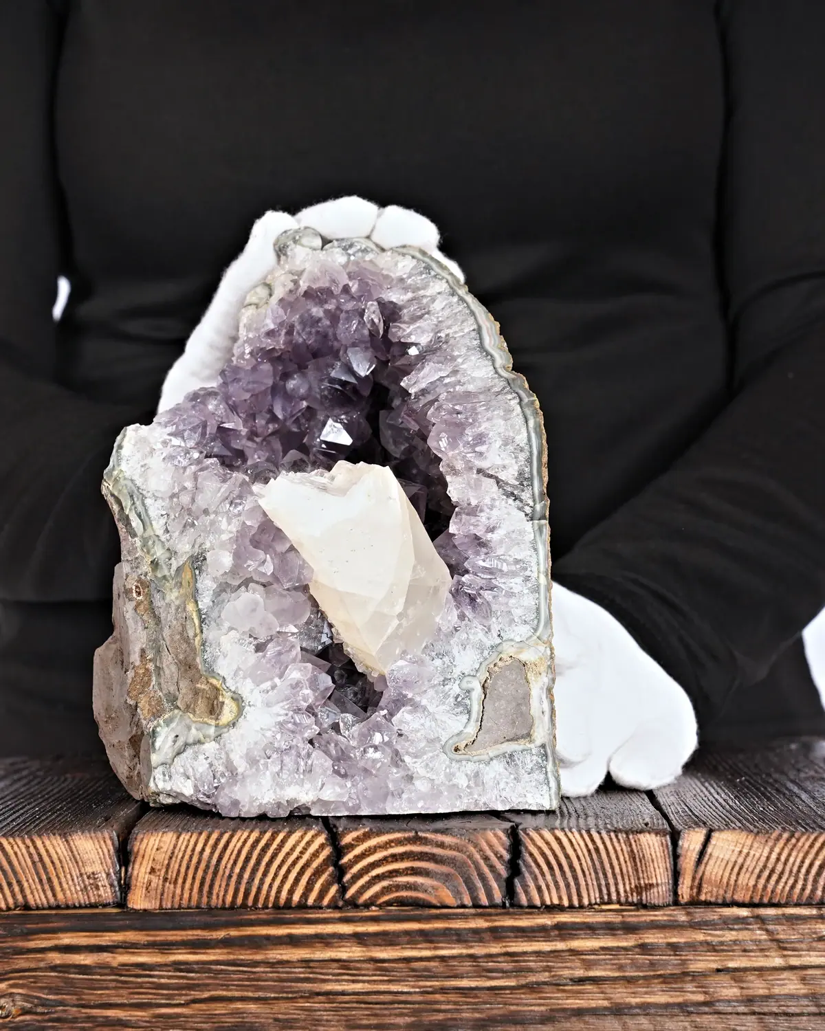 Amethyst in weiss behandschuhten Händen