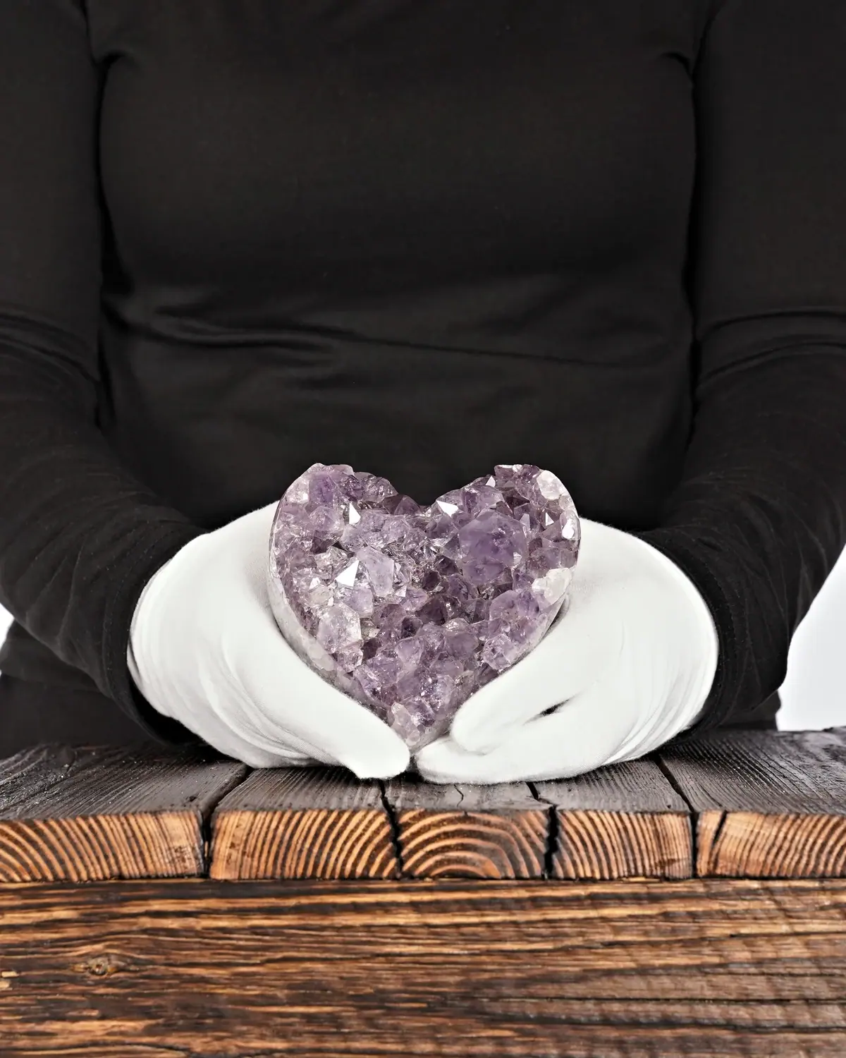 Amethyst in weiss behandschuhten Händen