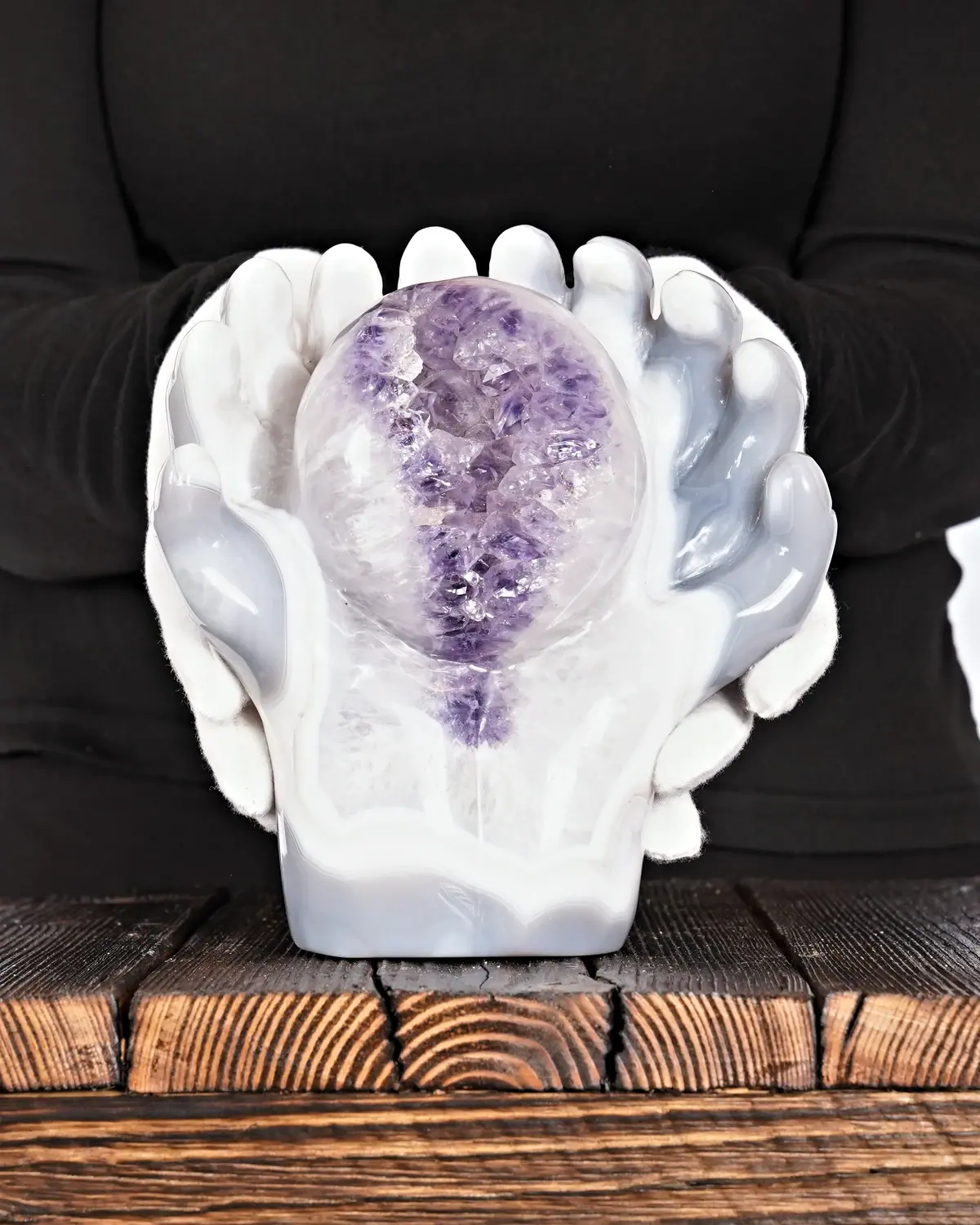 Amethyst in weiss behandschuhten Händen