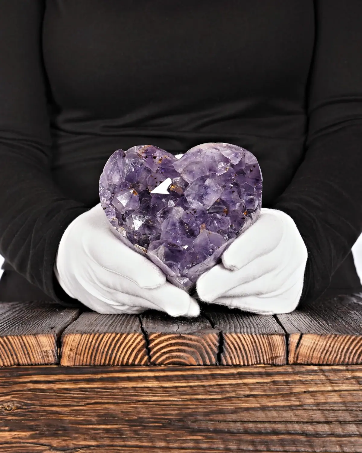 Amethyst in weiss behandschuhten Händen