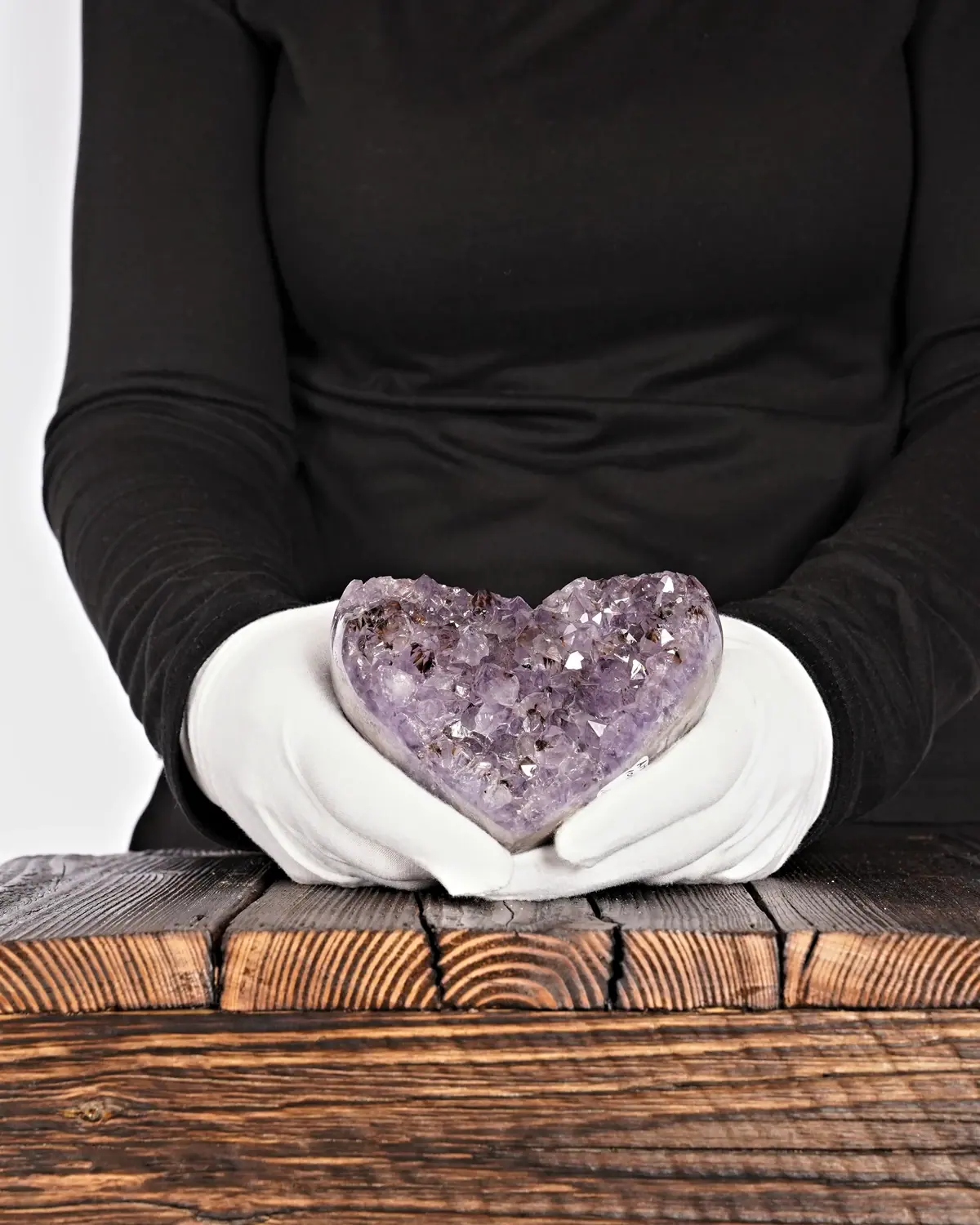 Amethyst in weiss behandschuhten Händen