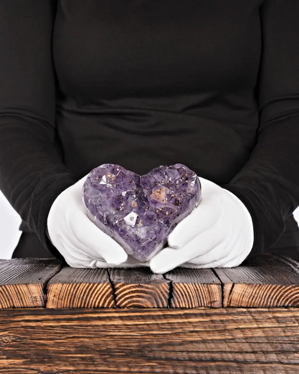 Amethyst in weiss behandschuhten Händen