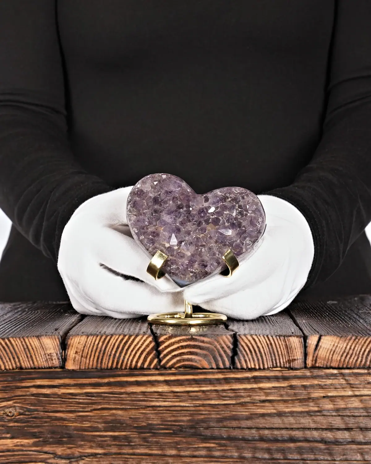 Amethyst in weiss behandschuhten Händen