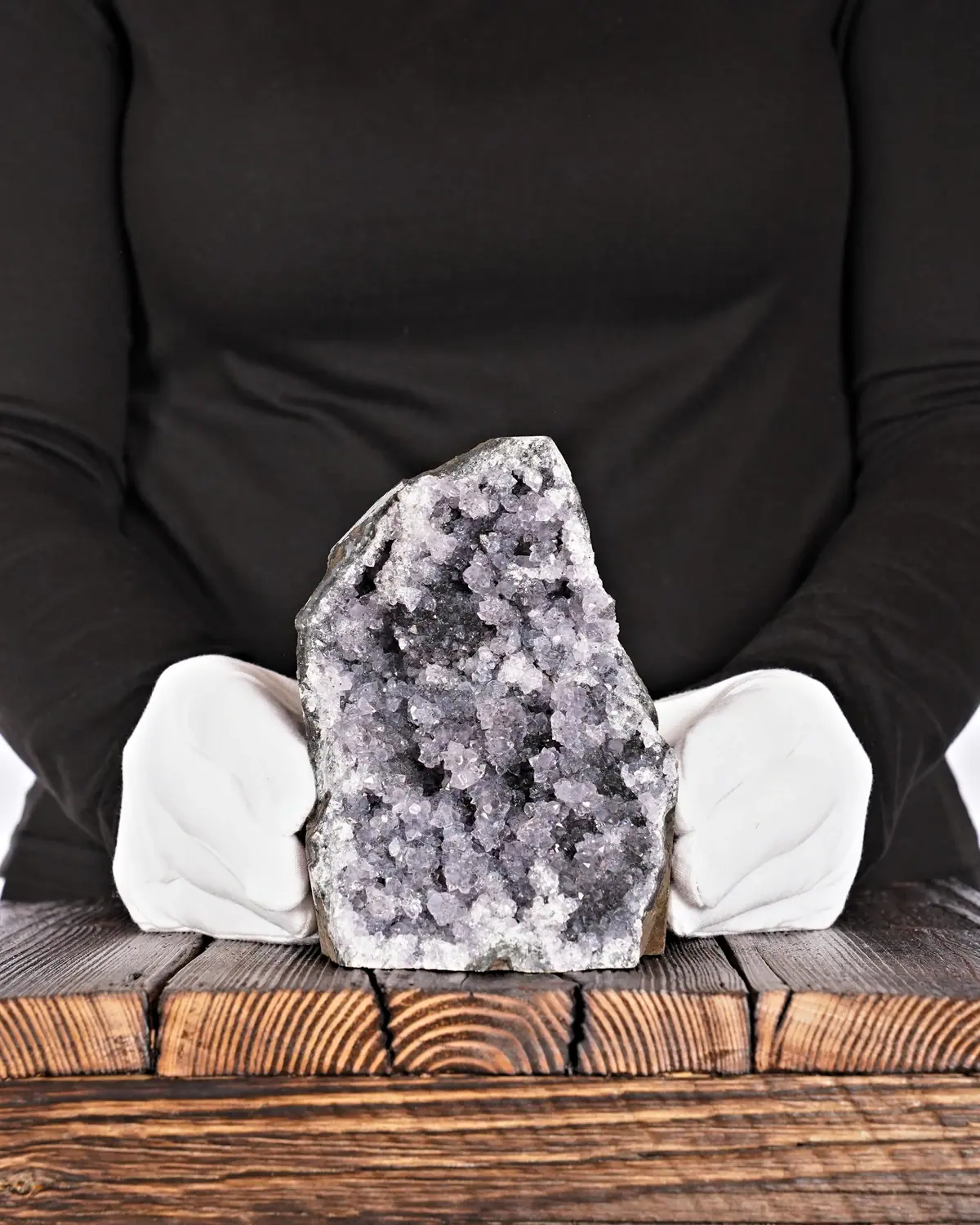 Amethyst in weiss behandschuhten Händen
