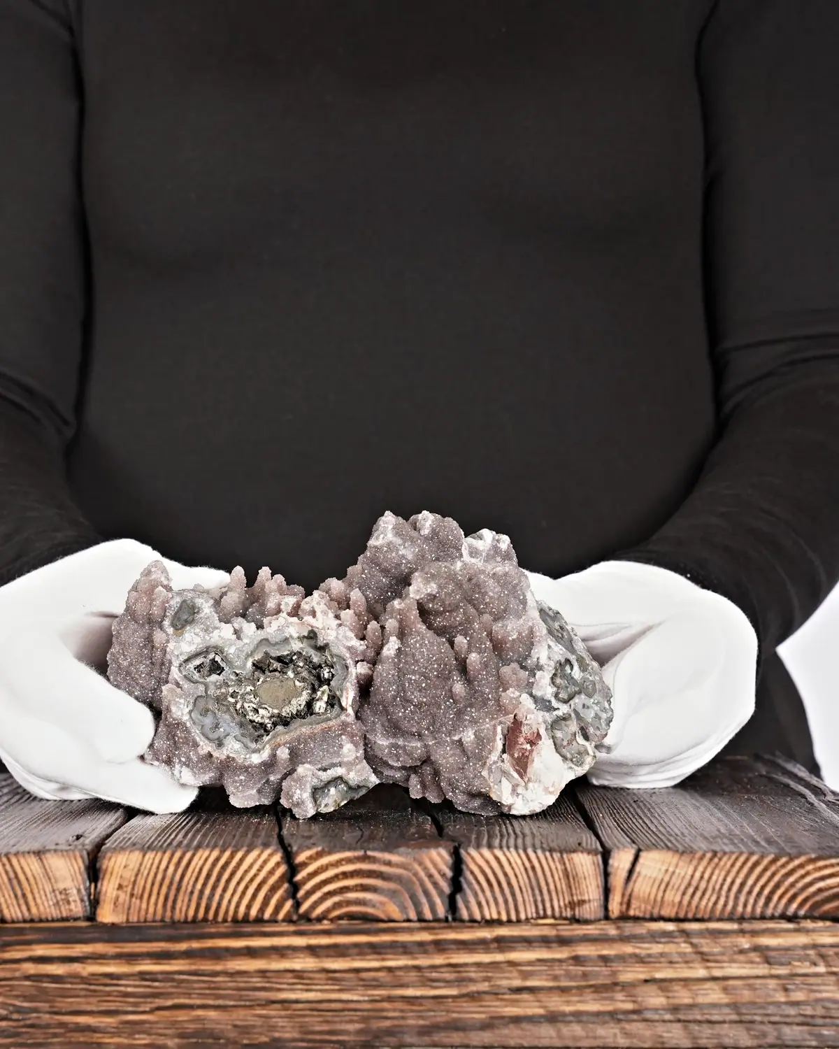 Amethyst in weiss behandschuhten Händen