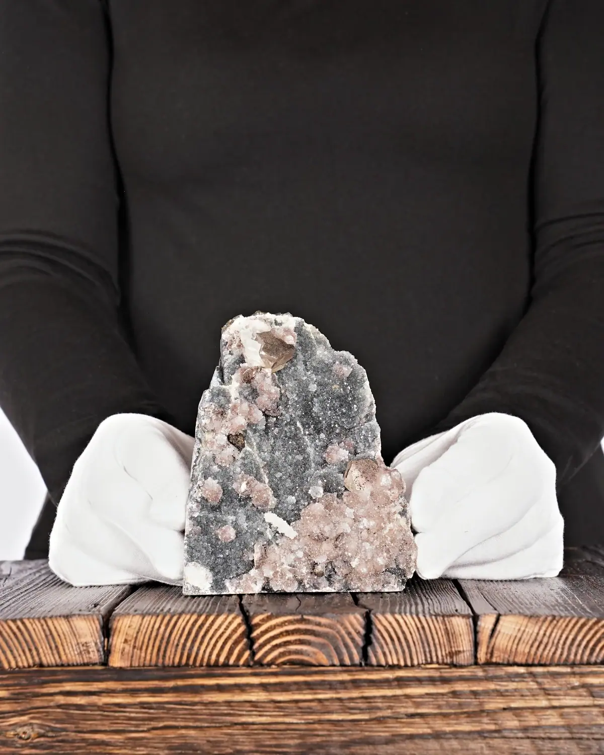 Amethyst in weiss behandschuhten Händen
