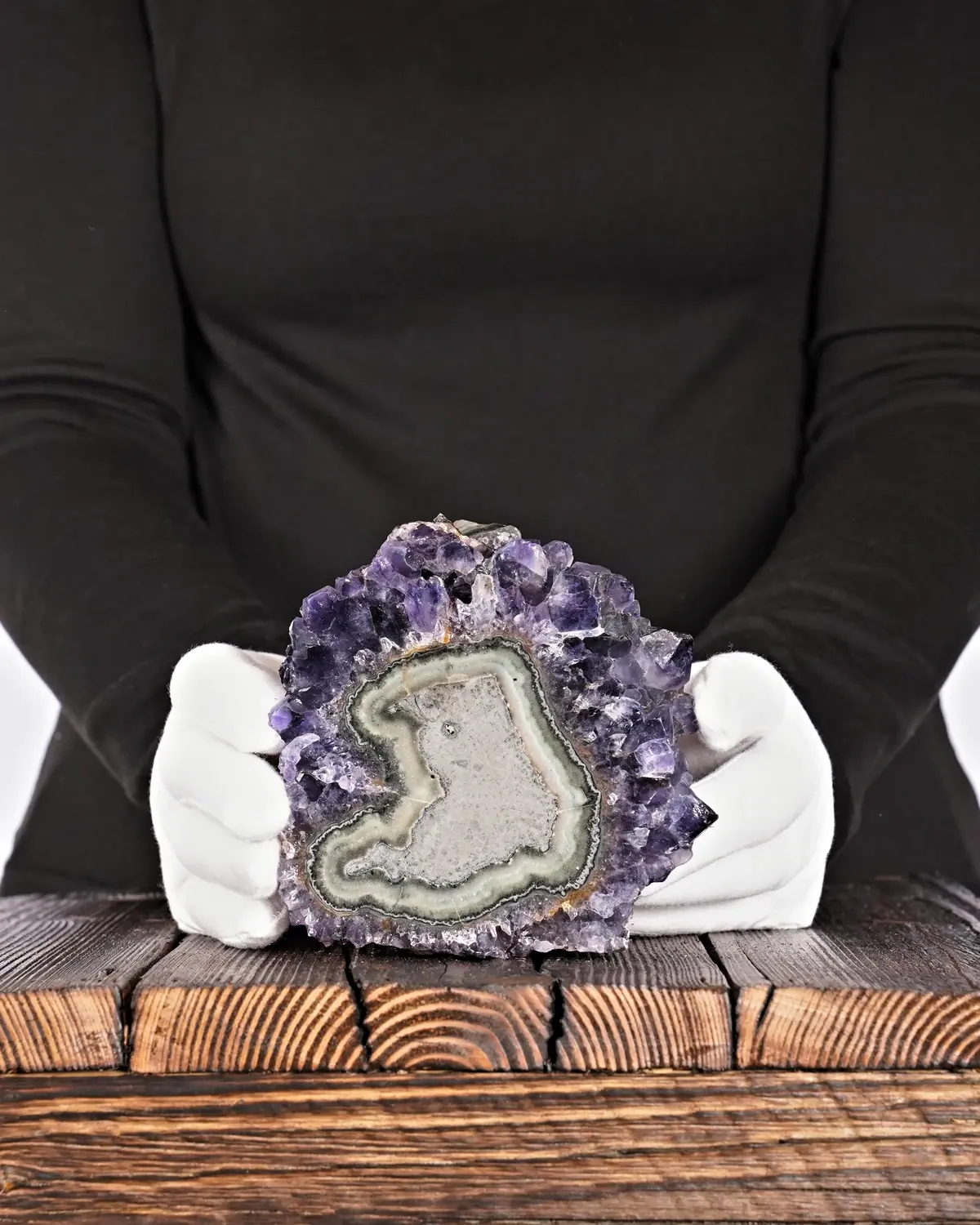 Amethyst in weiss behandschuhten Händen