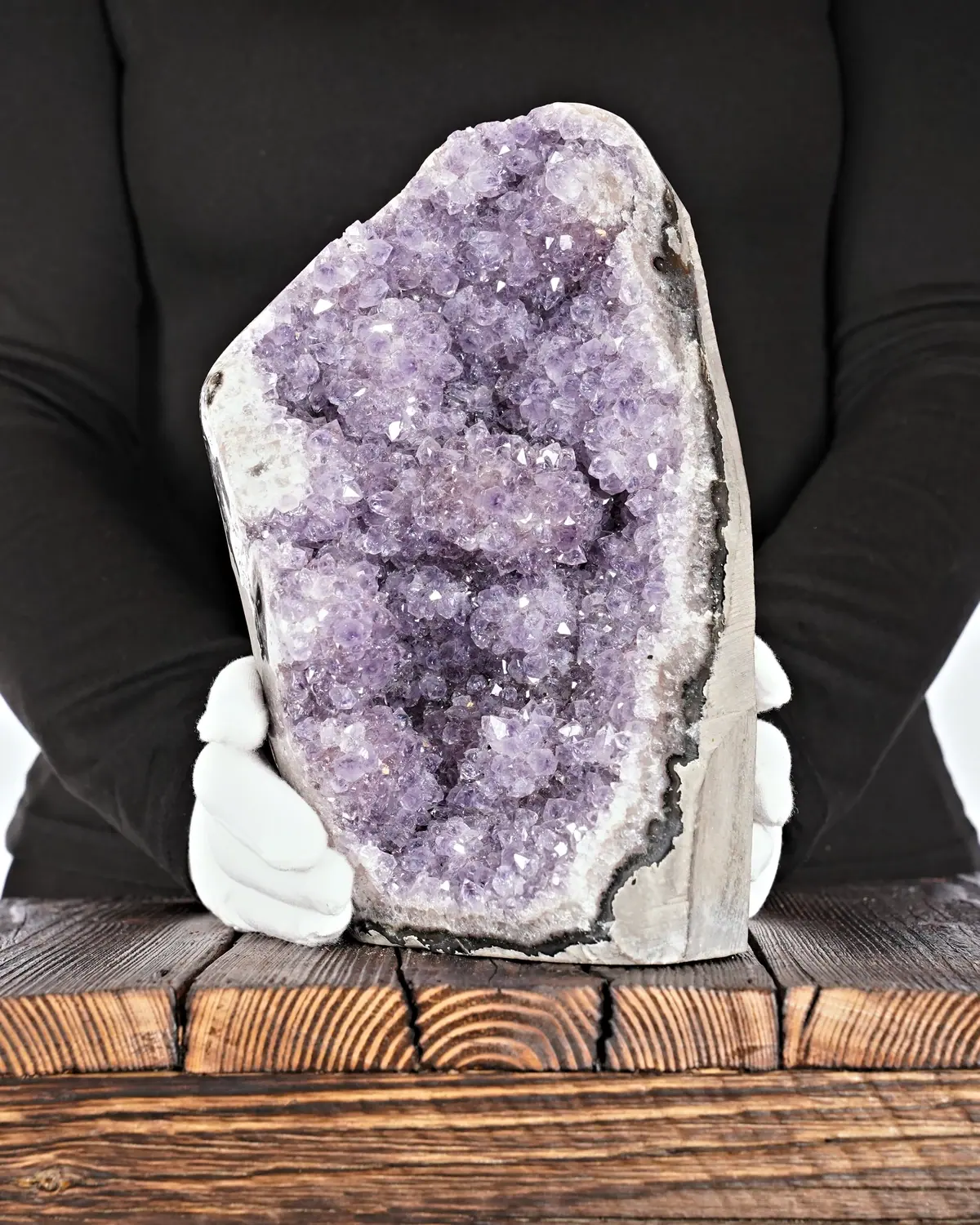 Amethyst in weiss behandschuhten Händen