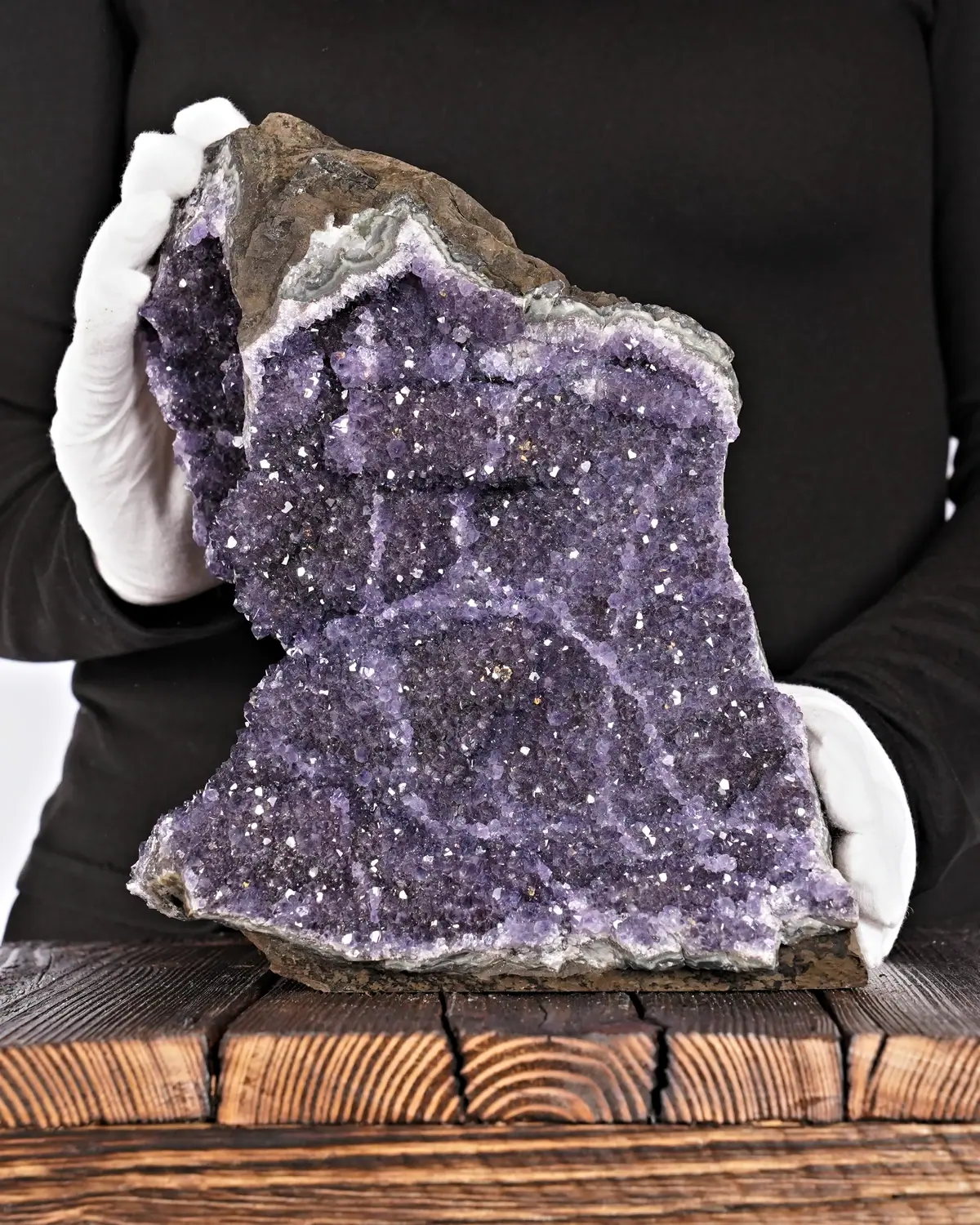Amethyst in weiss behandschuhten Händen