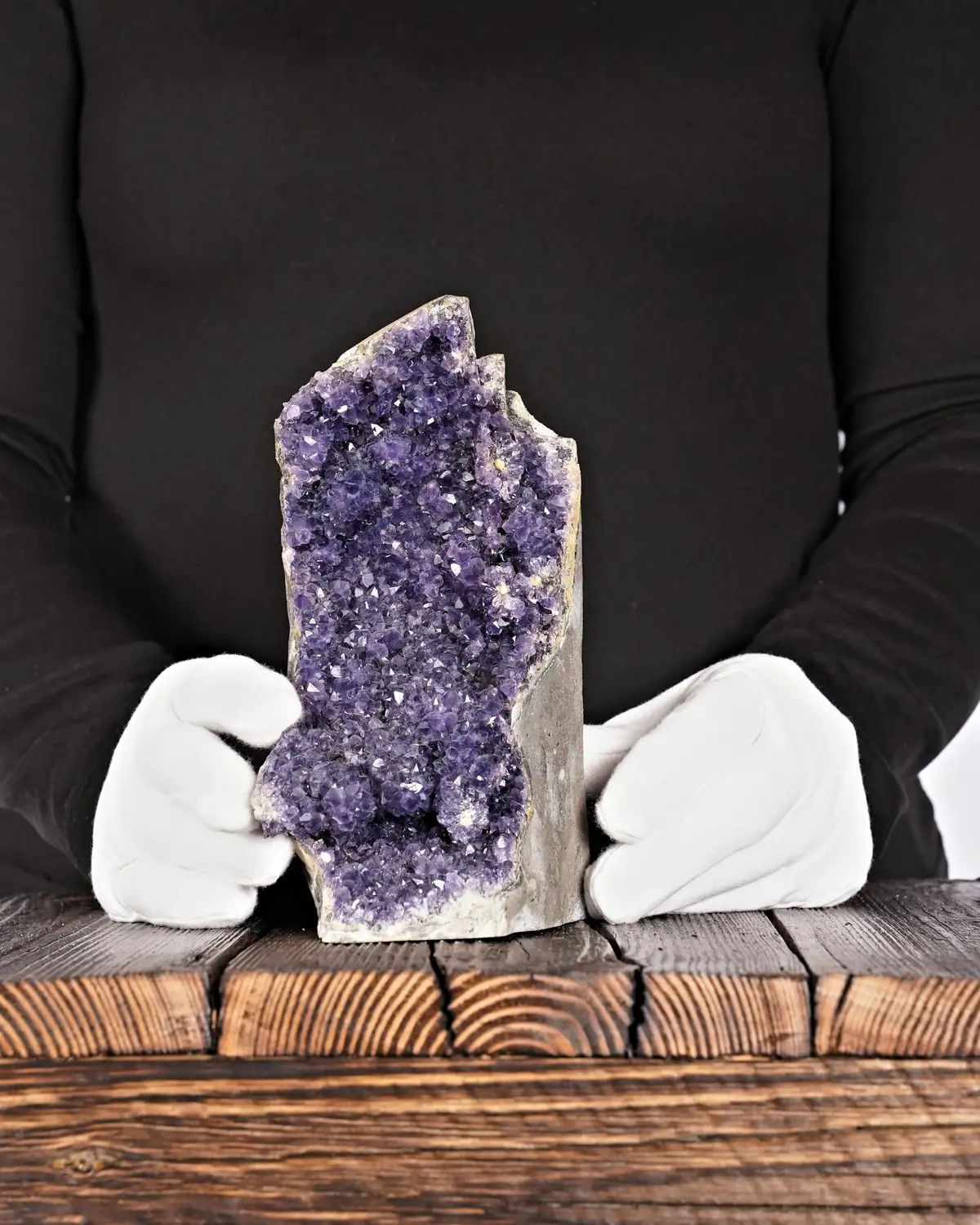 Amethyst in weiss behandschuhten Händen