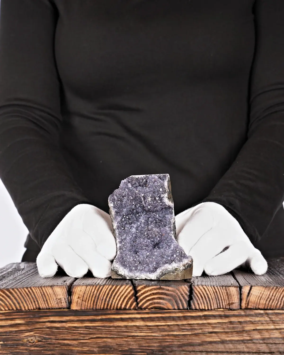 Amethyst in weiss behandschuhten Händen