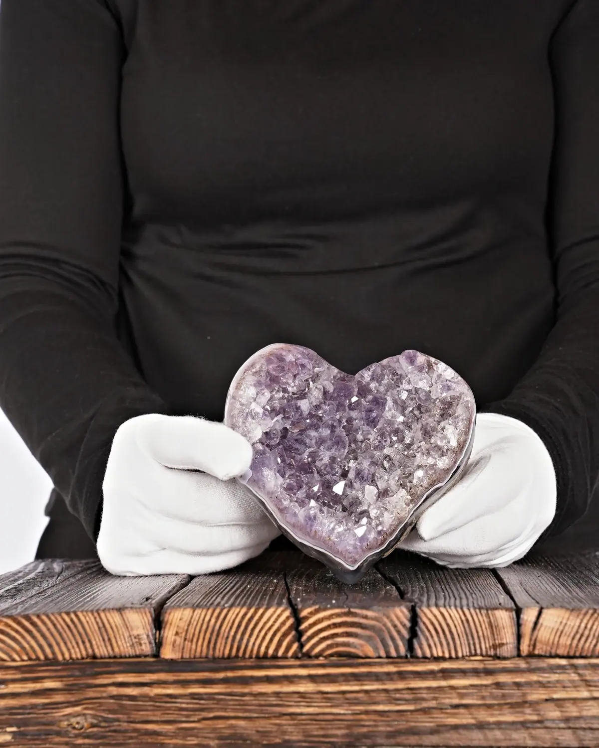 Amethyst in weiss behandschuhten Händen