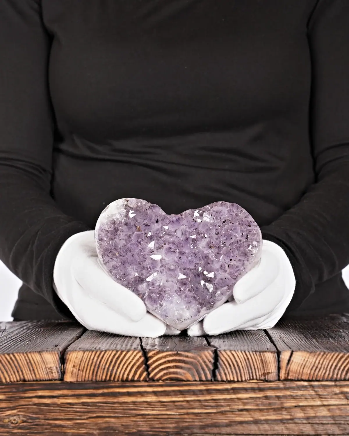Amethyst in weiss behandschuhten Händen