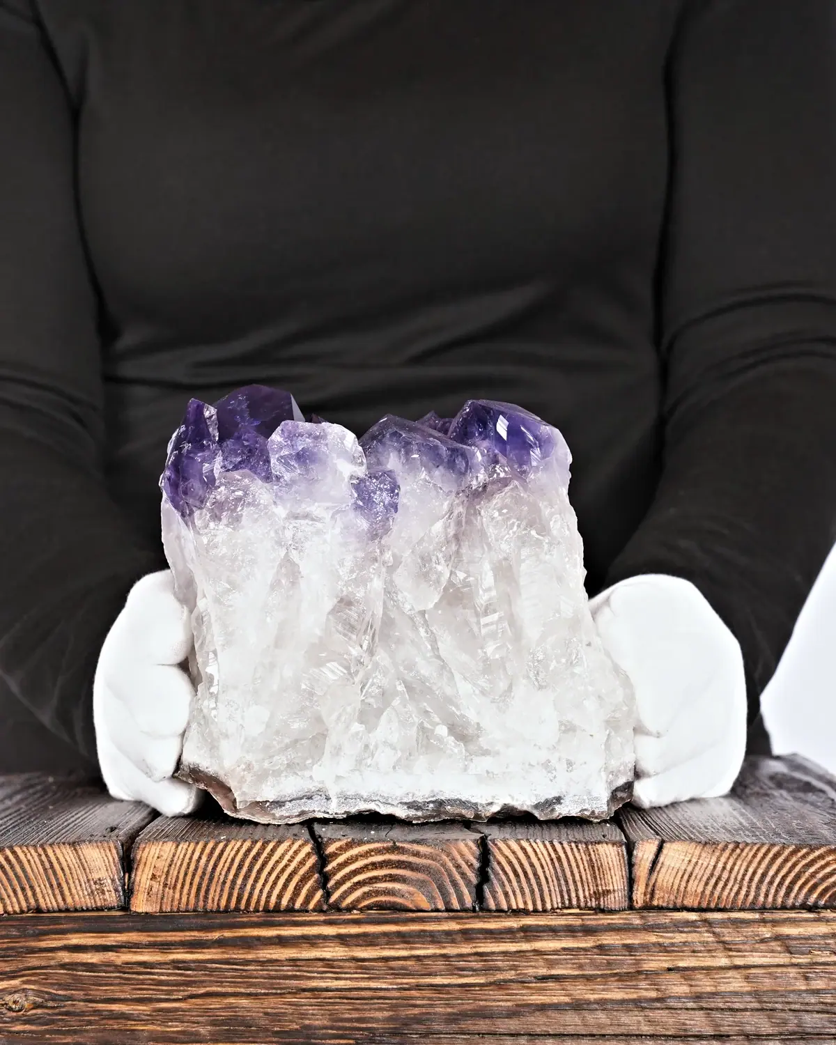 Amethyst in weiss behandschuhten Händen