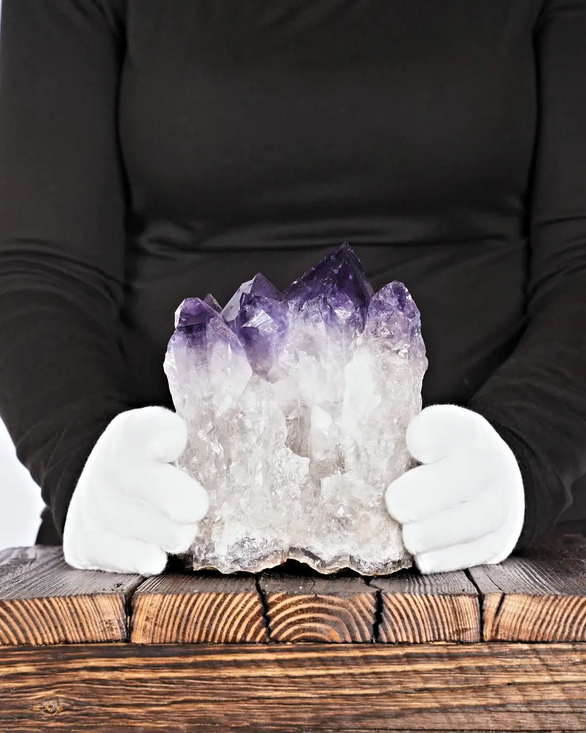 Amethyst in weiss behandschuhten Händen