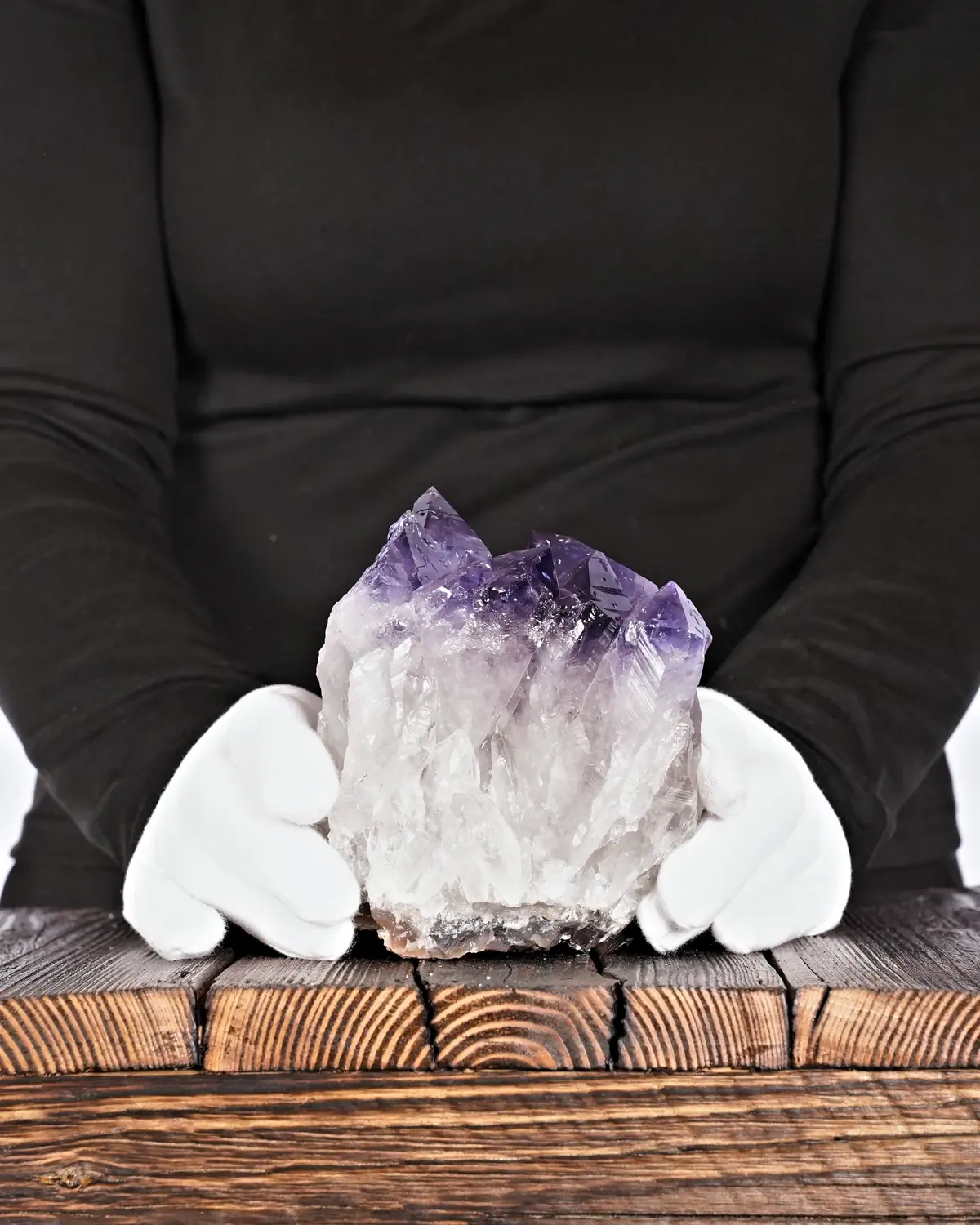 Amethyst in weiss behandschuhten Händen