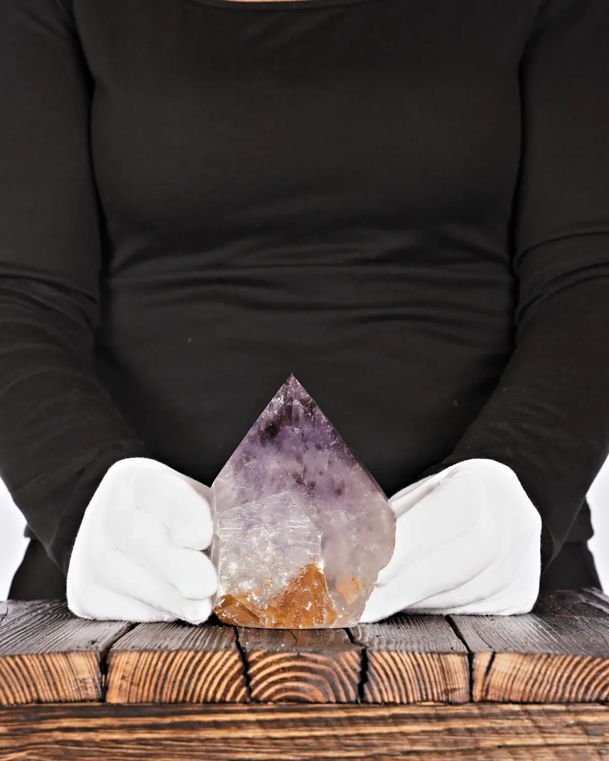 Amethyst in weiss behandschuhten Händen