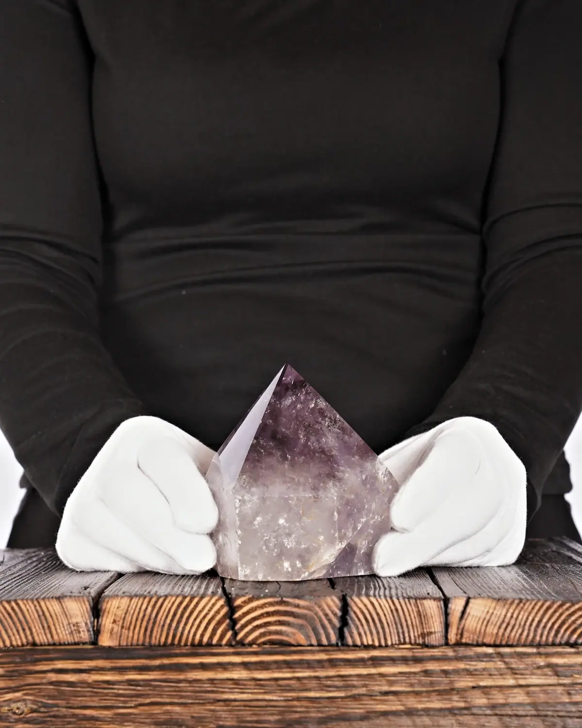 Amethyst in weiss behandschuhten Händen