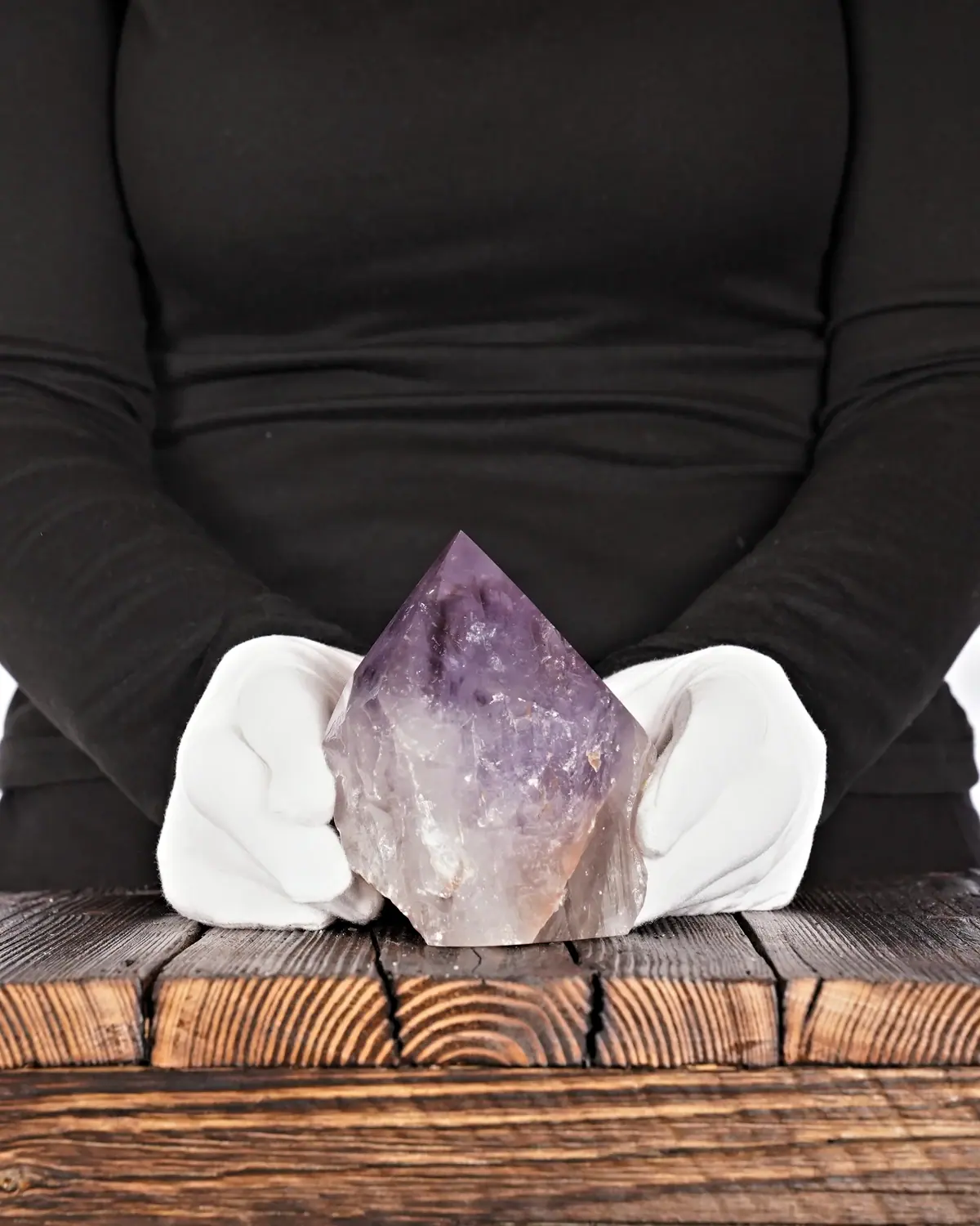 Amethyst in weiss behandschuhten Händen