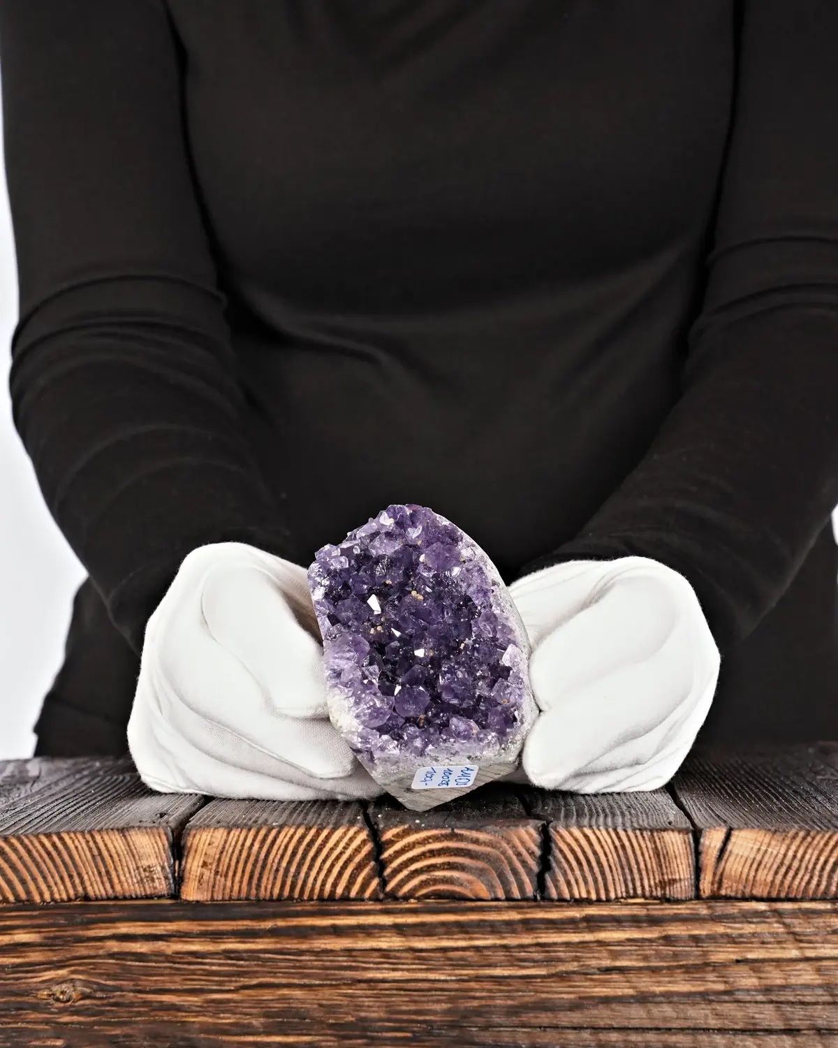 Amethyst in weiss behandschuhten Händen