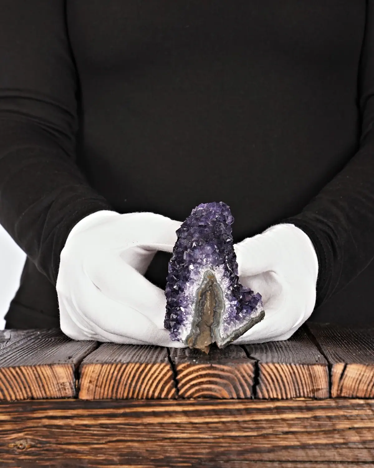 Amethyst in weiss behandschuhten Händen