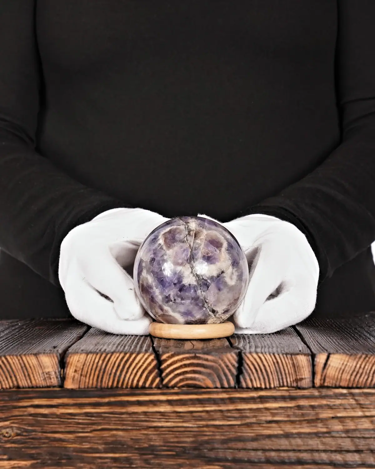 Amethyst in weiss behandschuhten Händen