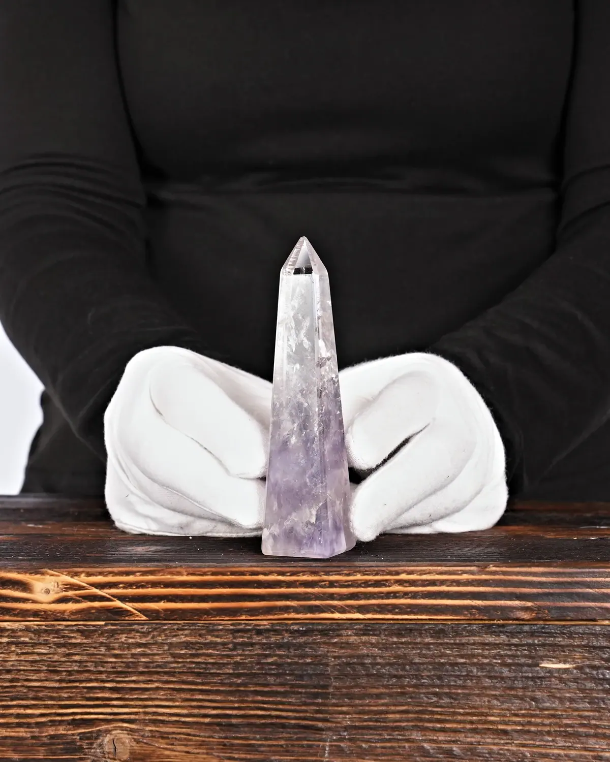 Amethyst in weiss behandschuhten Händen