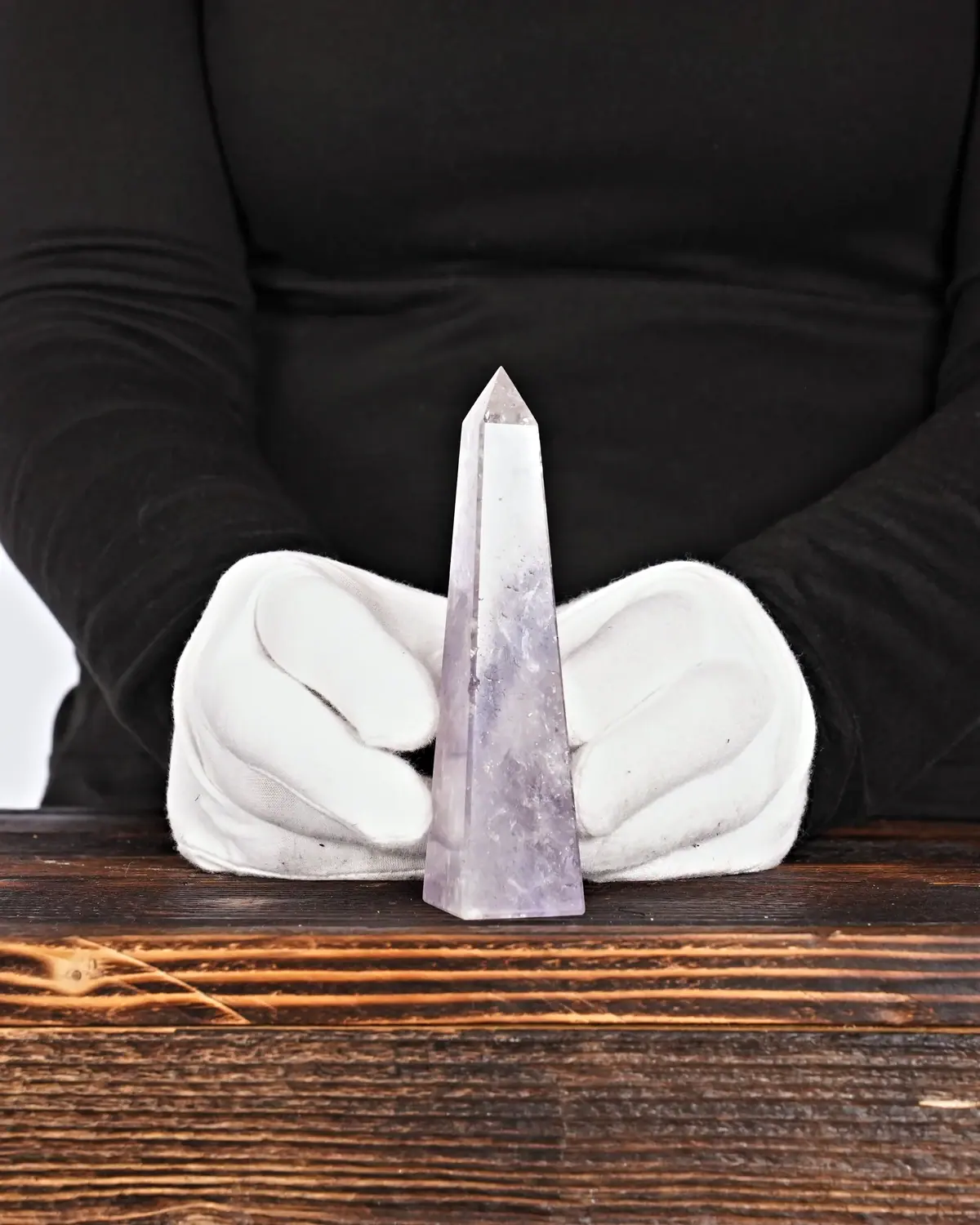 Amethyst in weiss behandschuhten Händen
