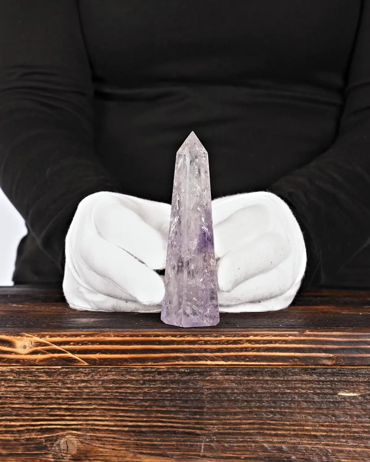 Amethyst in weiss behandschuhten Händen