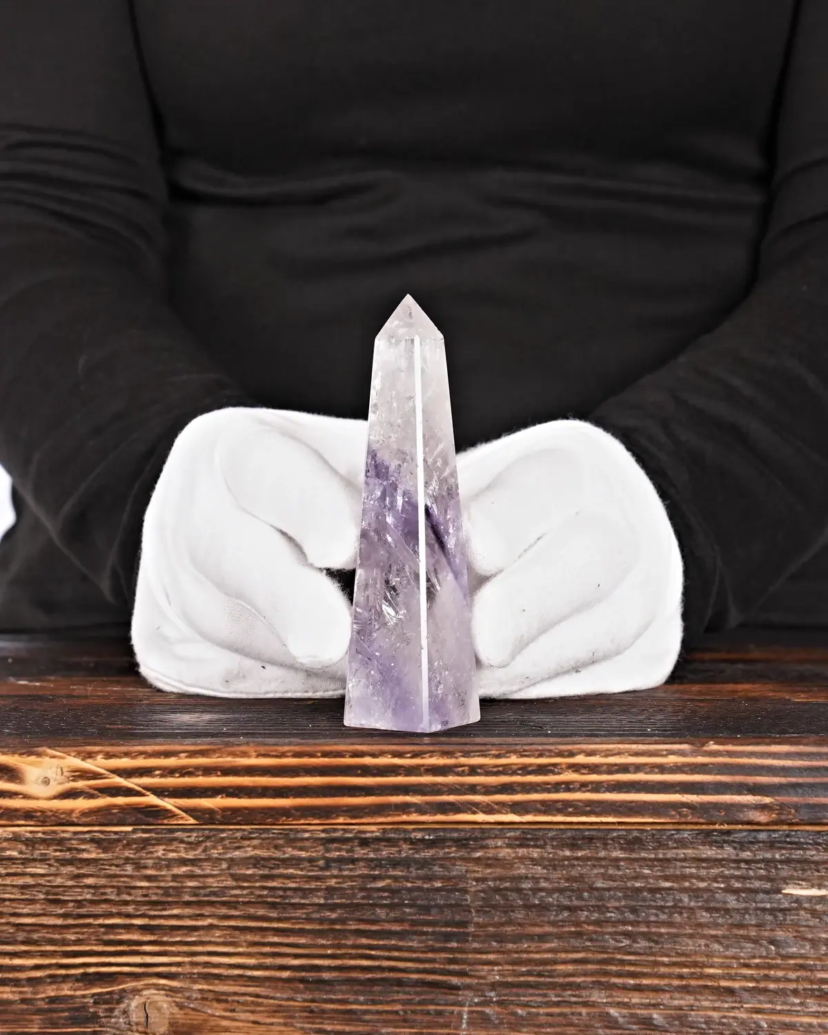 Amethyst in weiss behandschuhten Händen