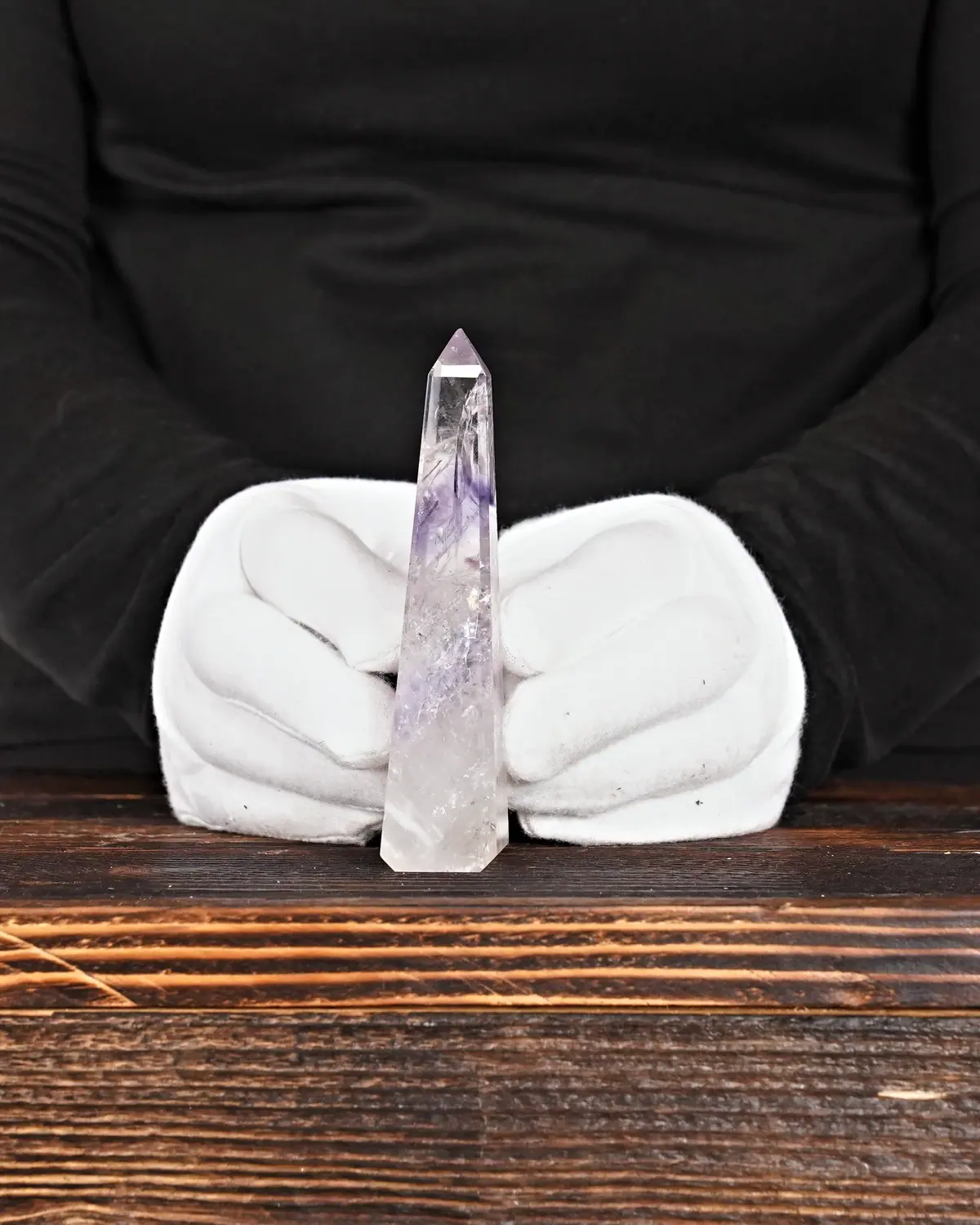 Polierte Amethystspitzen Nr. 203 in weiss behandschuhten Händen
