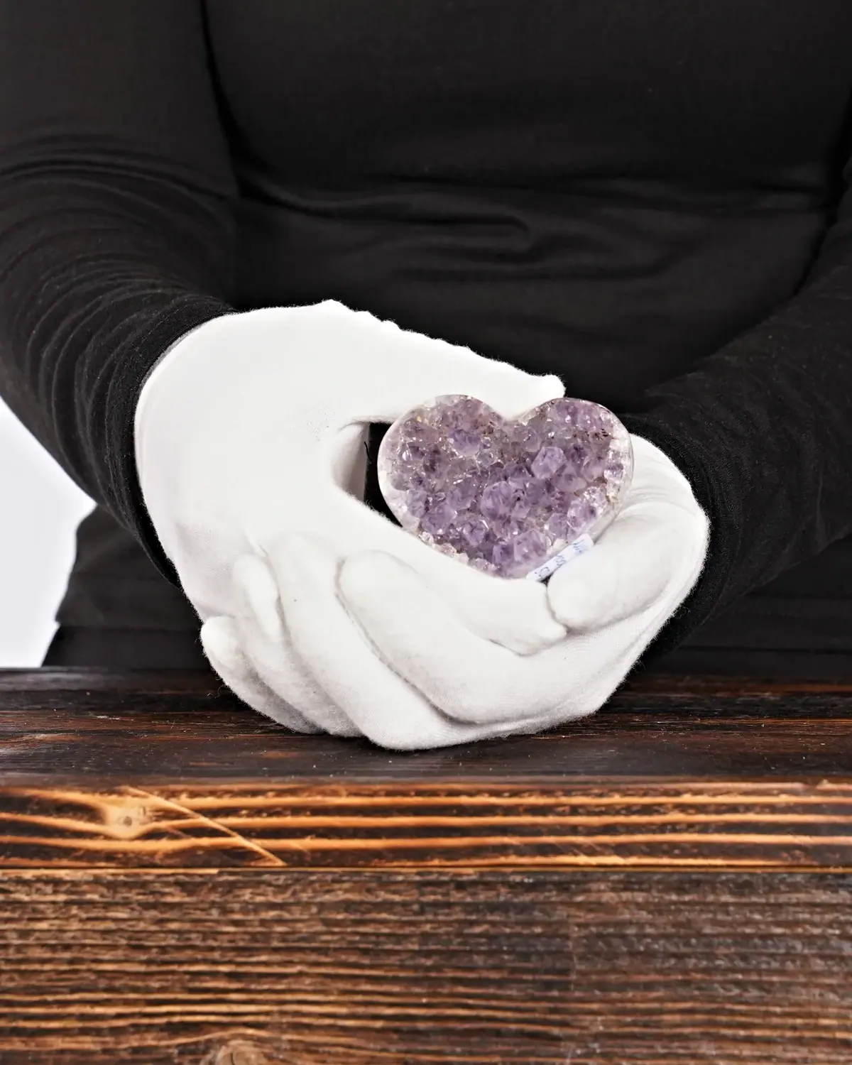 Amethyst in weiss behandschuhten Händen