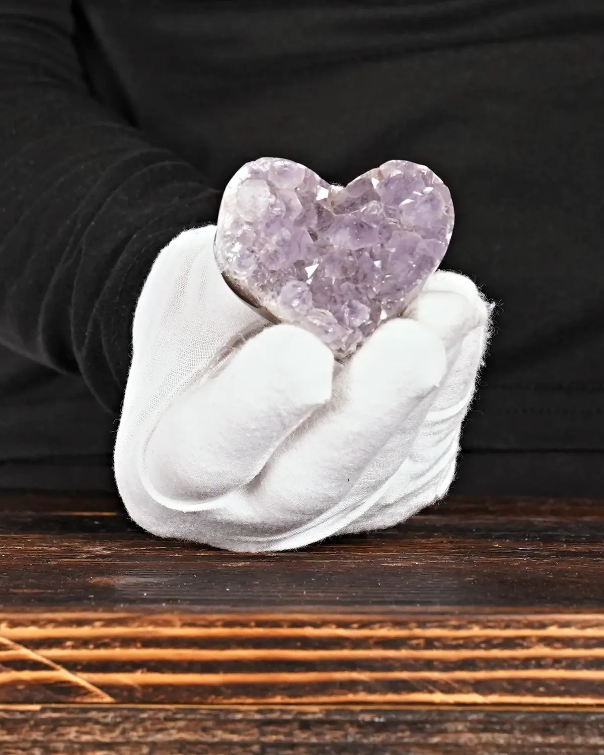 Amethyst Herz Nr. 239 in weiss behandschuhten Händen