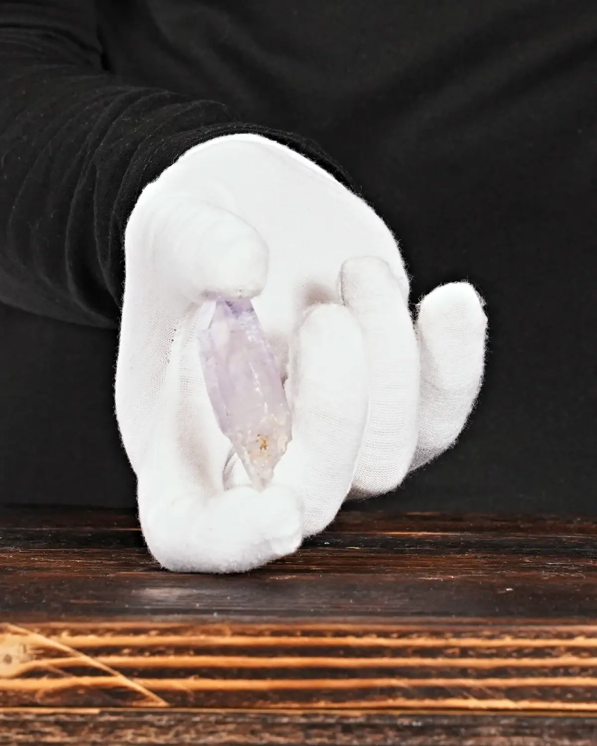 Die Vera-Cruz-Spitzen in weiss behandschuhten Händen
