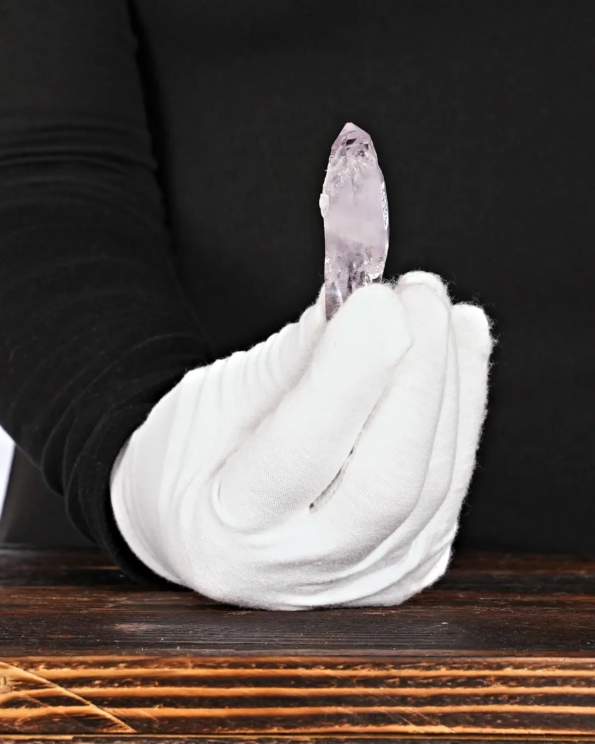 Amethyst in weiss behandschuhten Händen