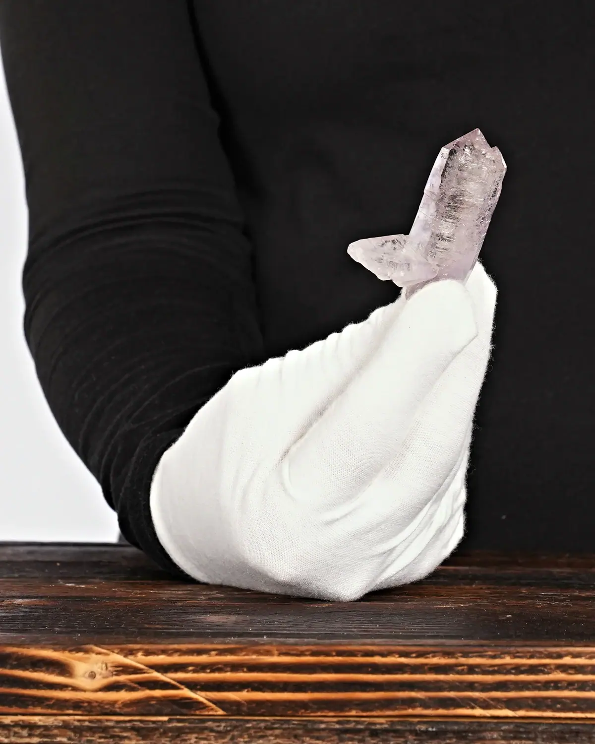 Amethyst Spitze Nr. 62 in weiss behandschuhten Händen