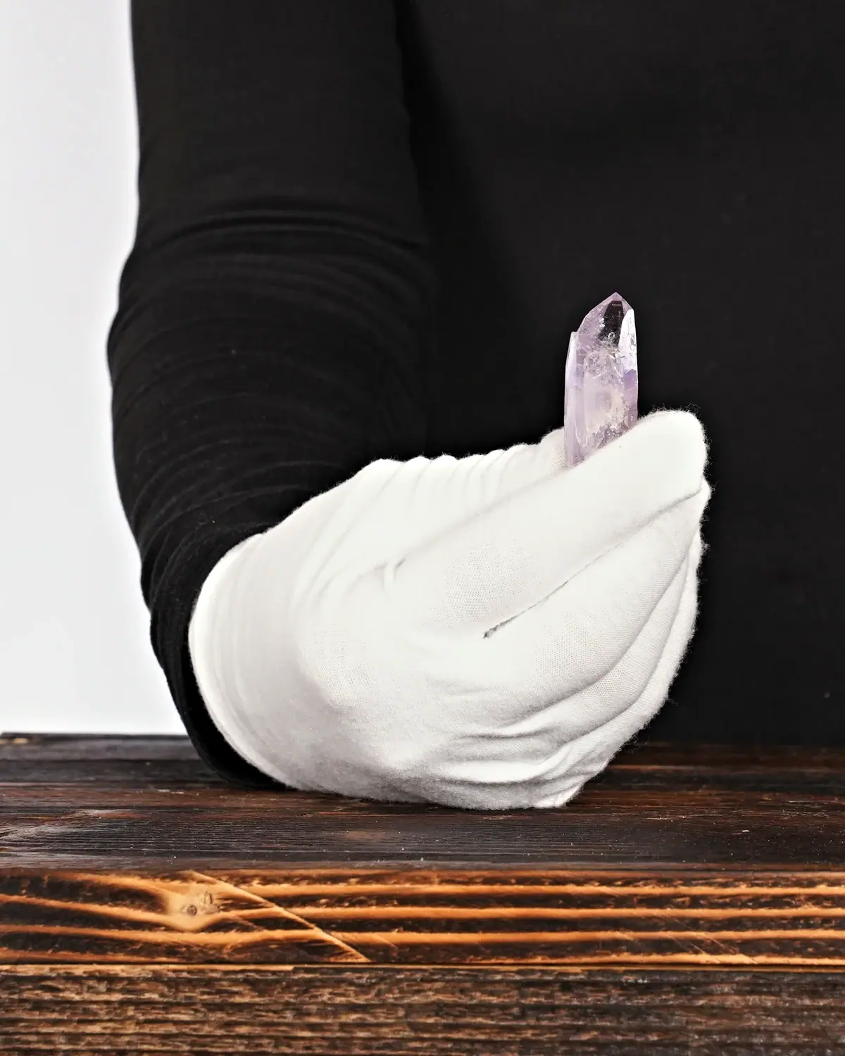 Amethyst in weiss behandschuhten Händen