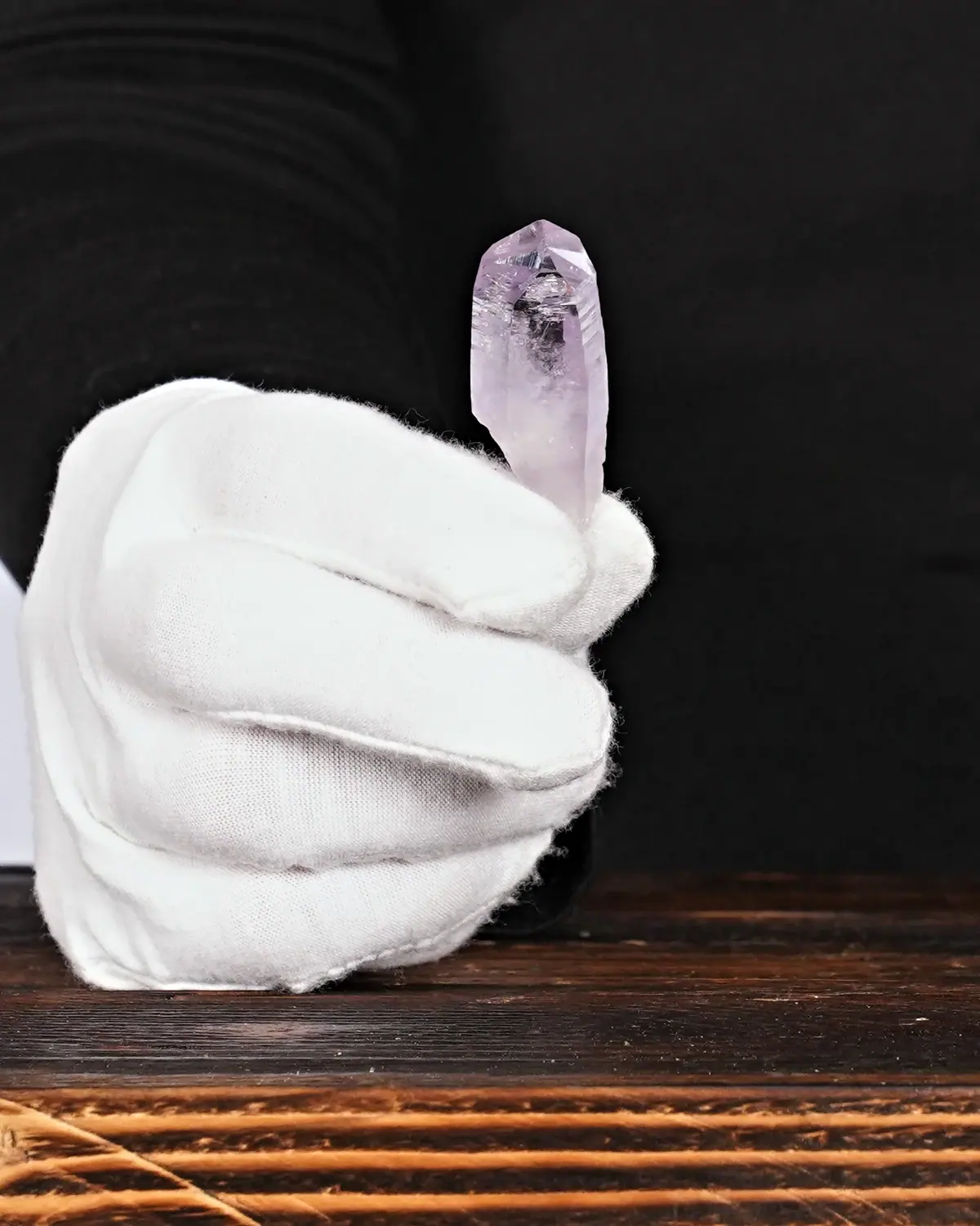 Amethyst in weiss behandschuhten Händen