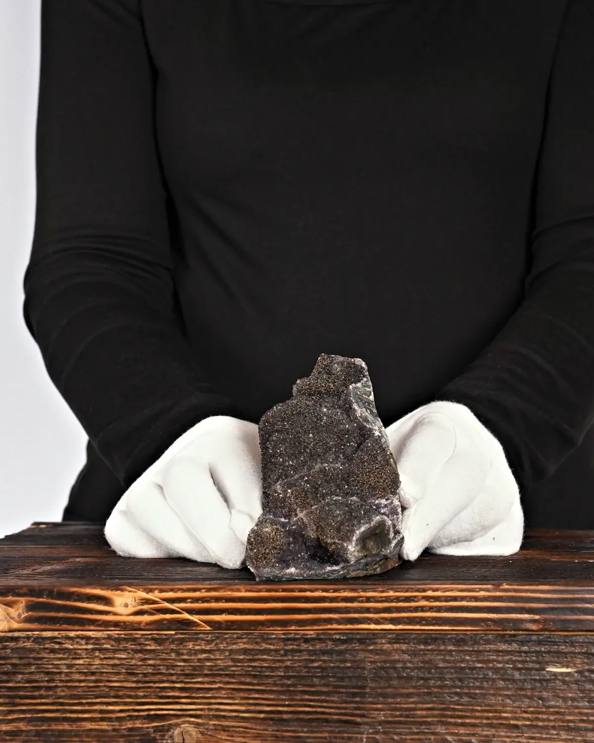 Amethyst in weiss behandschuhten Händen